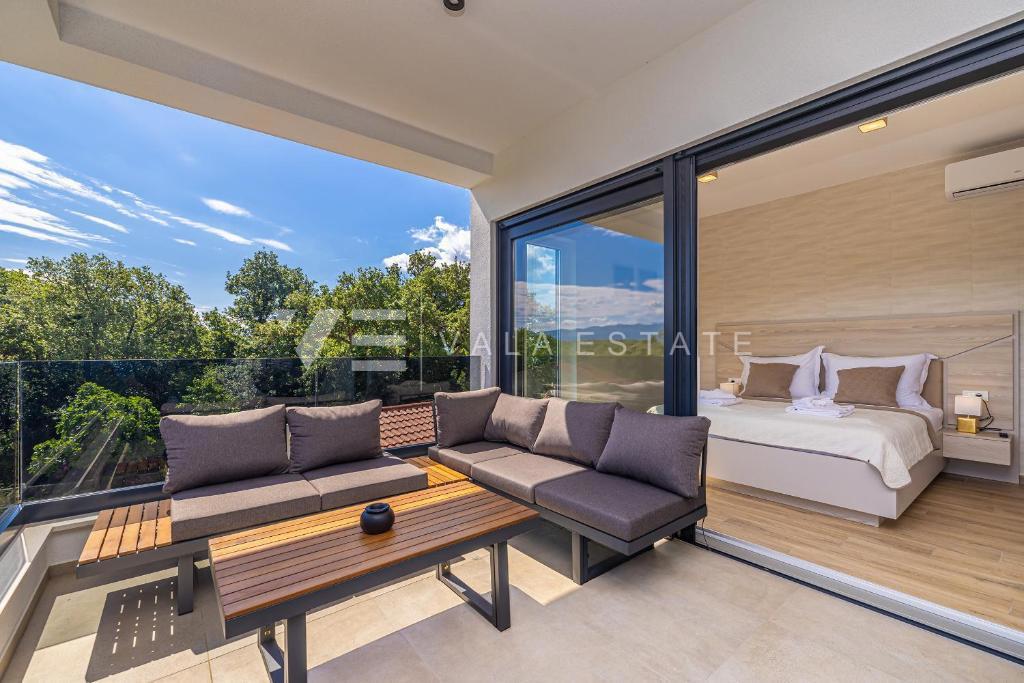 MODERNA DVOJČEK HIŠA Z BAZENOM