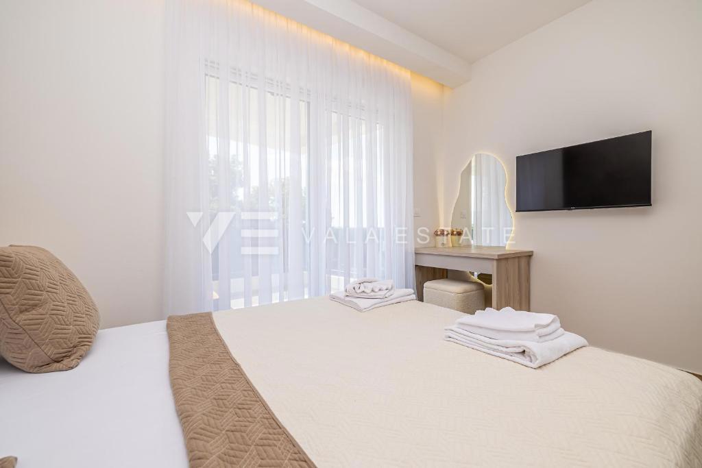 MODERNA DVOJČEK HIŠA Z BAZENOM