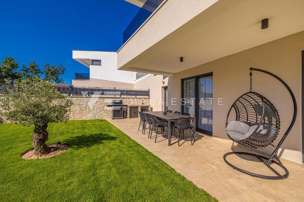 MODERNA DVOJČEK HIŠA Z BAZENOM