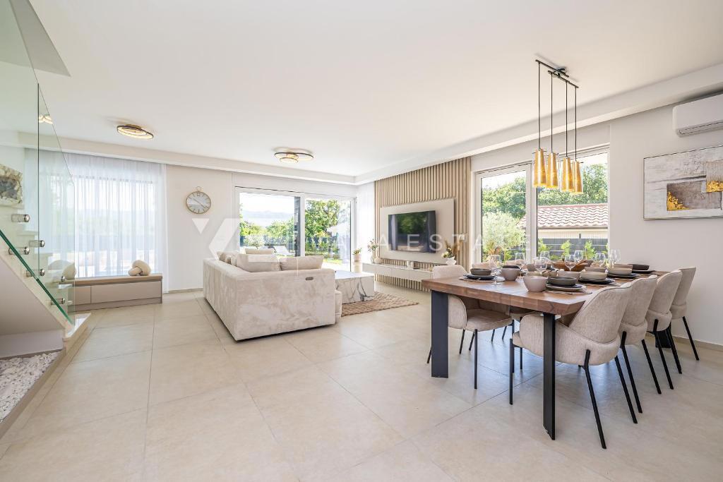 MODERNA DVOJČEK HIŠA Z BAZENOM