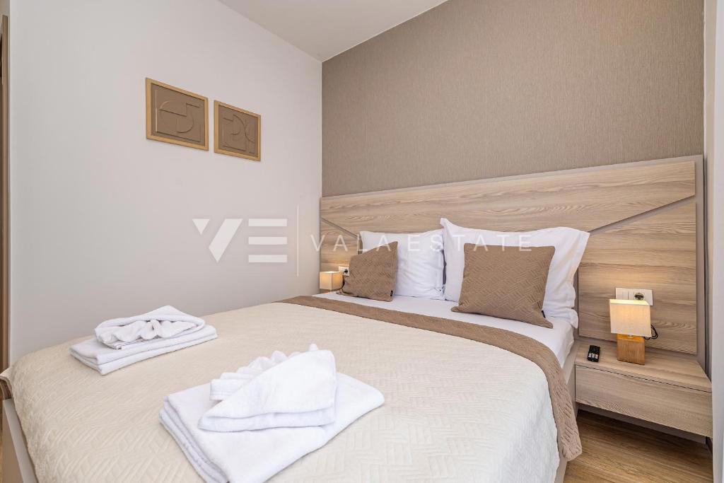 MODERNA DVOJČEK HIŠA Z BAZENOM