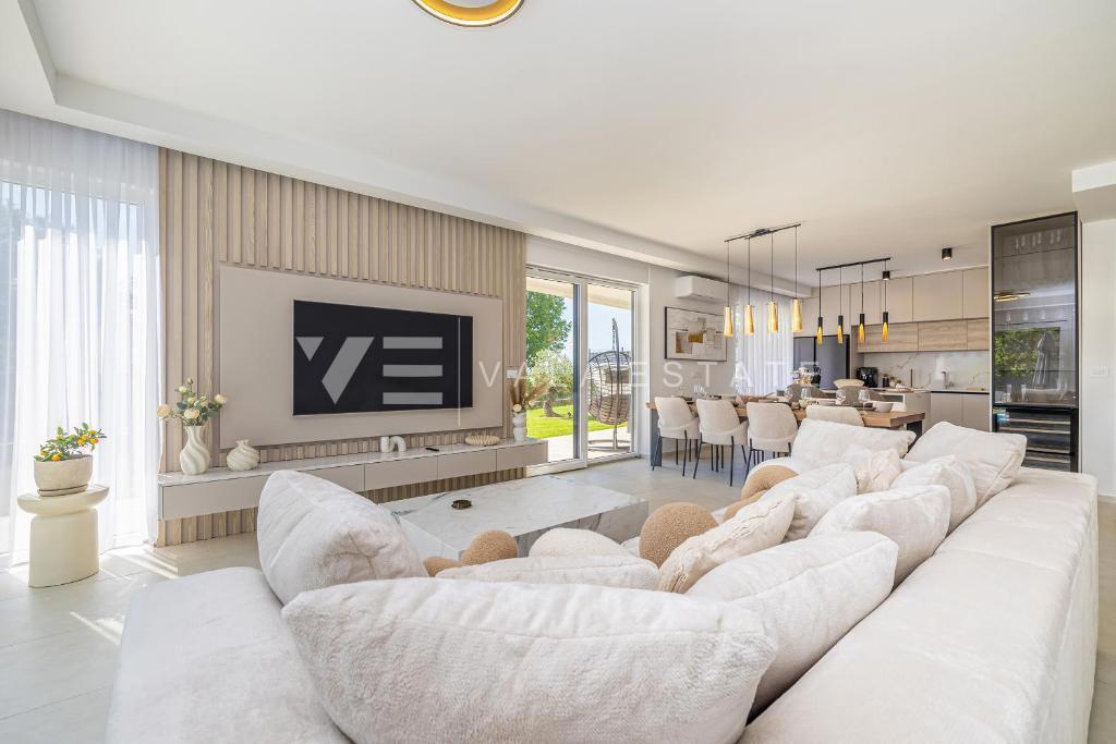 MODERNA DVOJČEK HIŠA Z BAZENOM