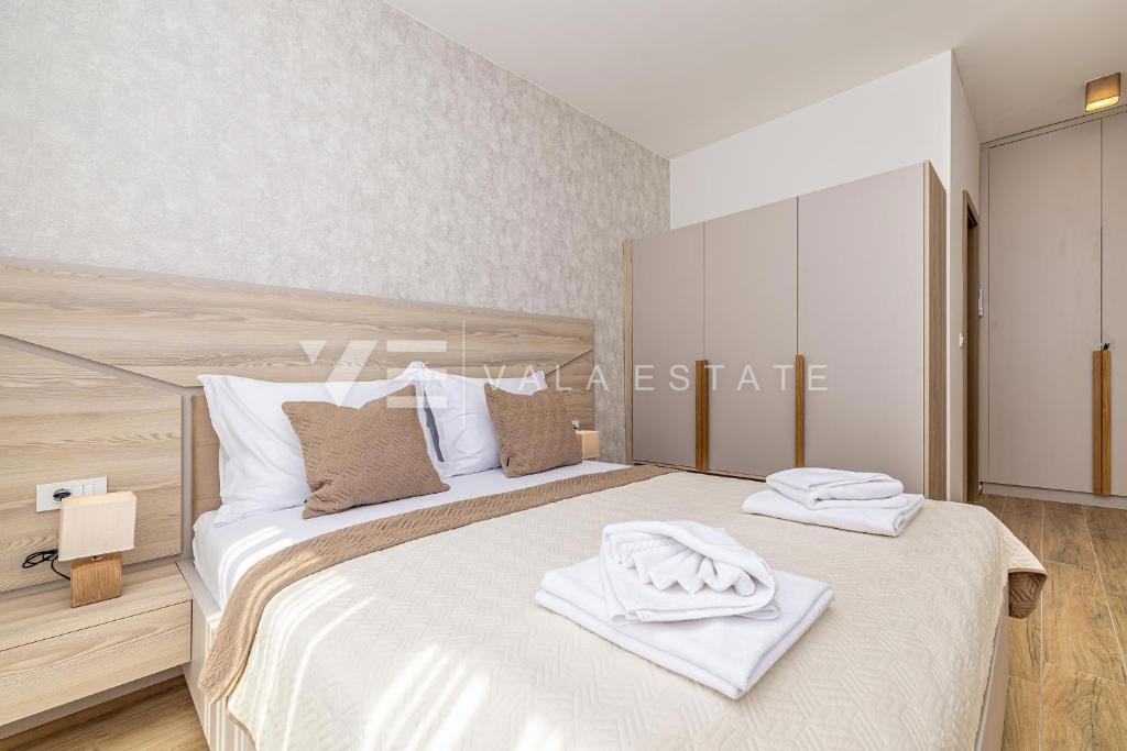 MODERNA DVOJČEK HIŠA Z BAZENOM