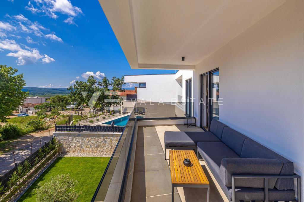 MODERNA DVOJČEK HIŠA Z BAZENOM