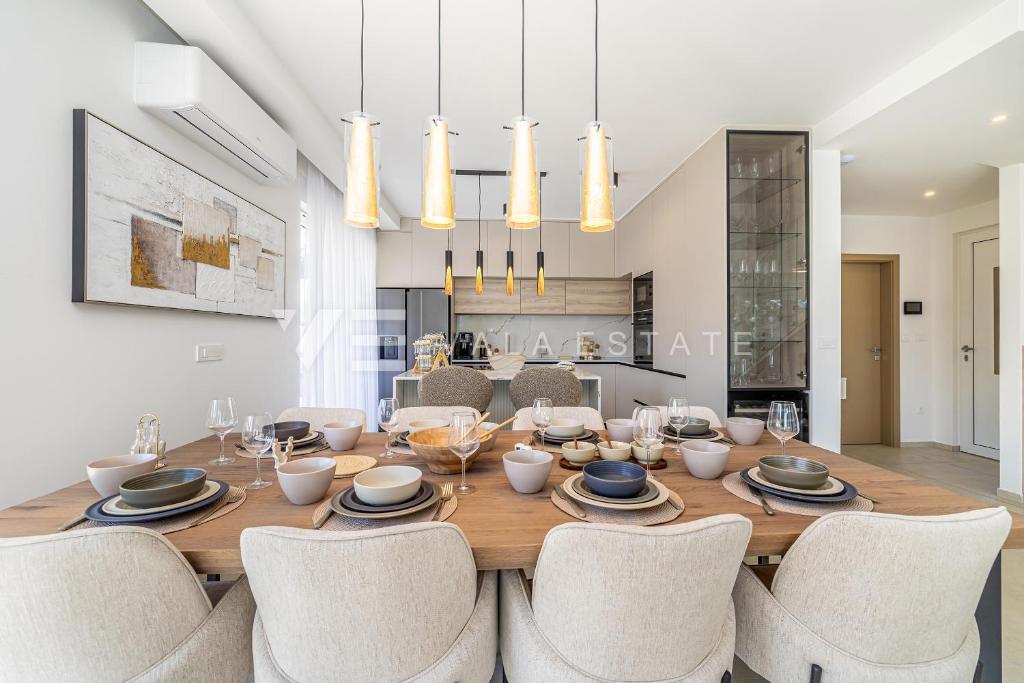 MODERNA DVOJČEK HIŠA Z BAZENOM