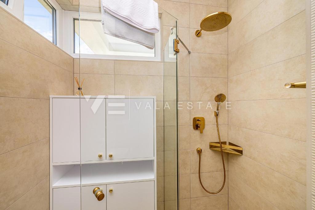 MODERNA DVOJČEK HIŠA Z BAZENOM