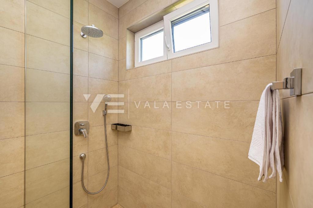 MODERNA DVOJČEK HIŠA Z BAZENOM