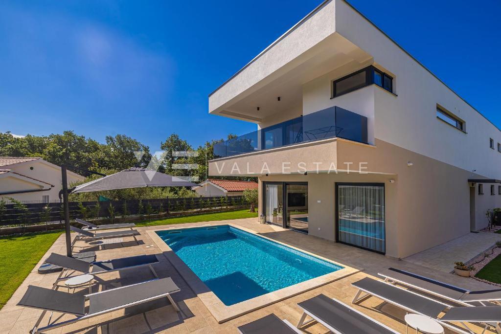 MODERNA DVOJČEK HIŠA Z BAZENOM