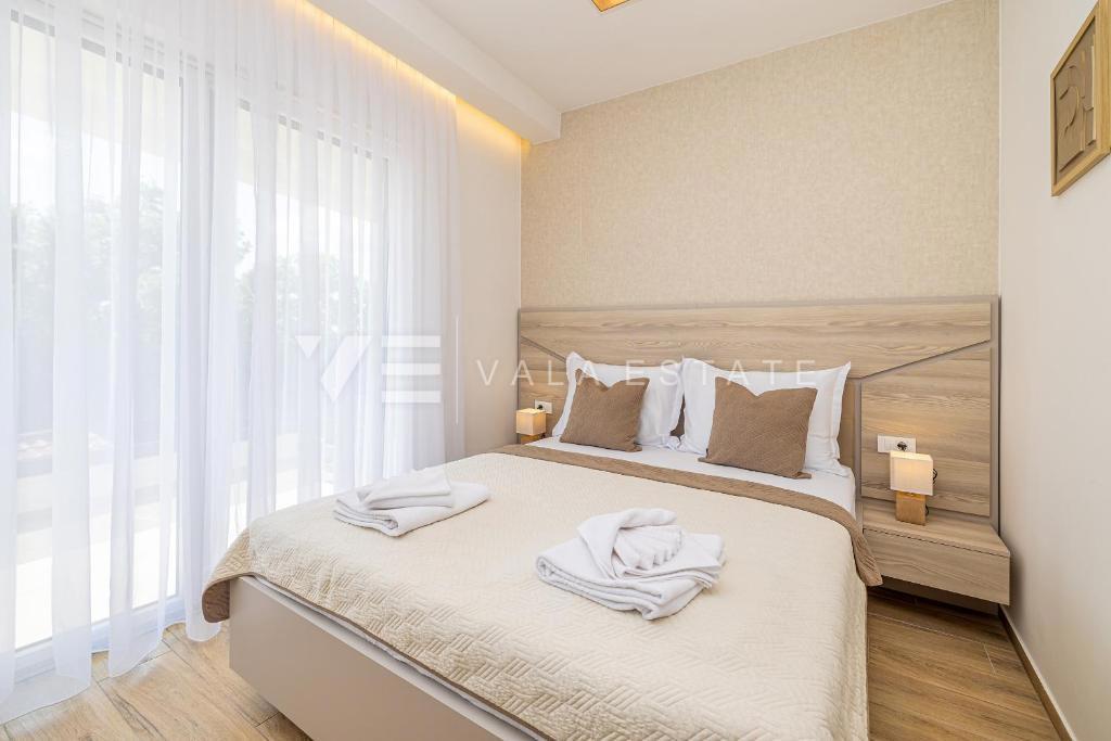 MODERNA DVOJČEK HIŠA Z BAZENOM