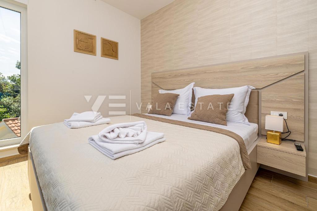 MODERNA DVOJČEK HIŠA Z BAZENOM