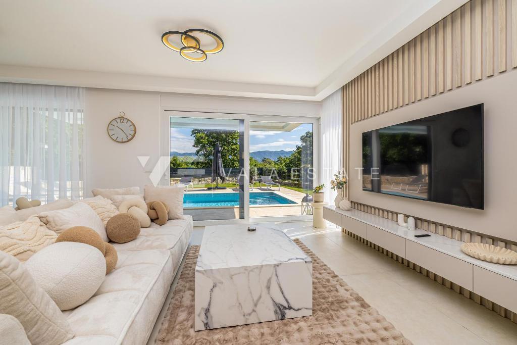 MODERNA DVOJČEK HIŠA Z BAZENOM