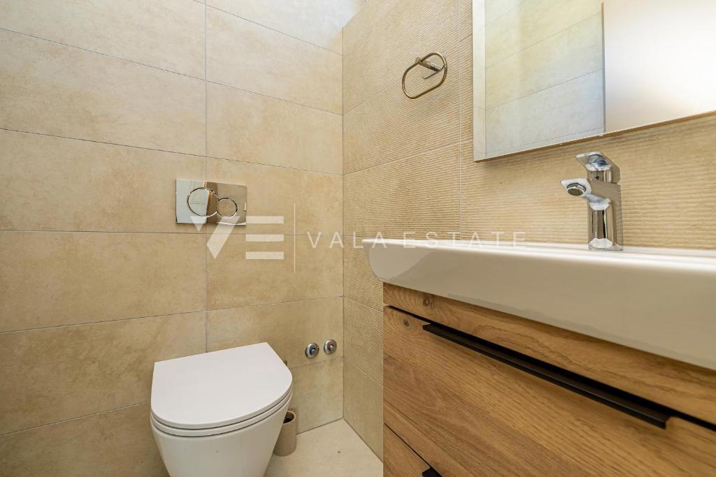 MODERNA DVOJČEK HIŠA Z BAZENOM