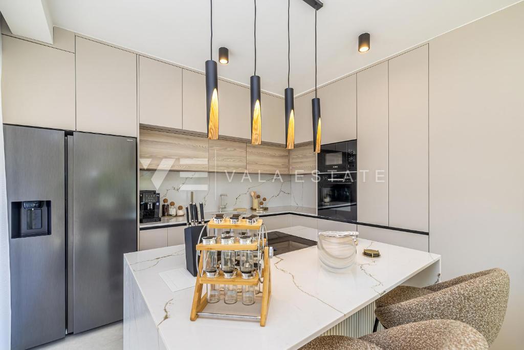 MODERNA DVOJČEK HIŠA Z BAZENOM