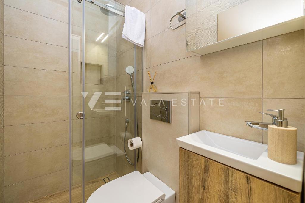 MODERNA DVOJČEK HIŠA Z BAZENOM