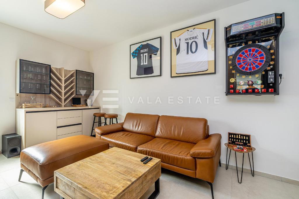 MODERNA DVOJČEK HIŠA Z BAZENOM