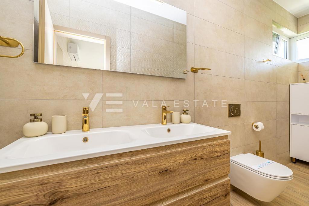 MODERNA DVOJČEK HIŠA Z BAZENOM