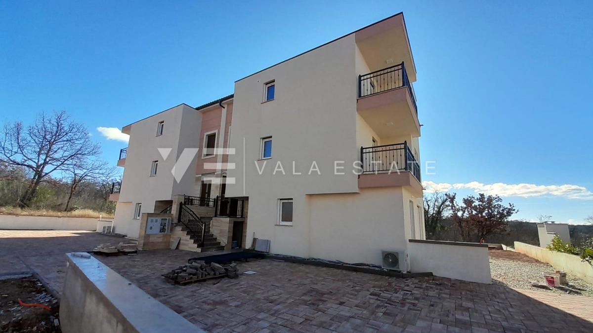 DVOSOBNI APARTMA V PRVEM NADSTROPJU NOVOGRADNJE S POGLEDOM NA MORJE