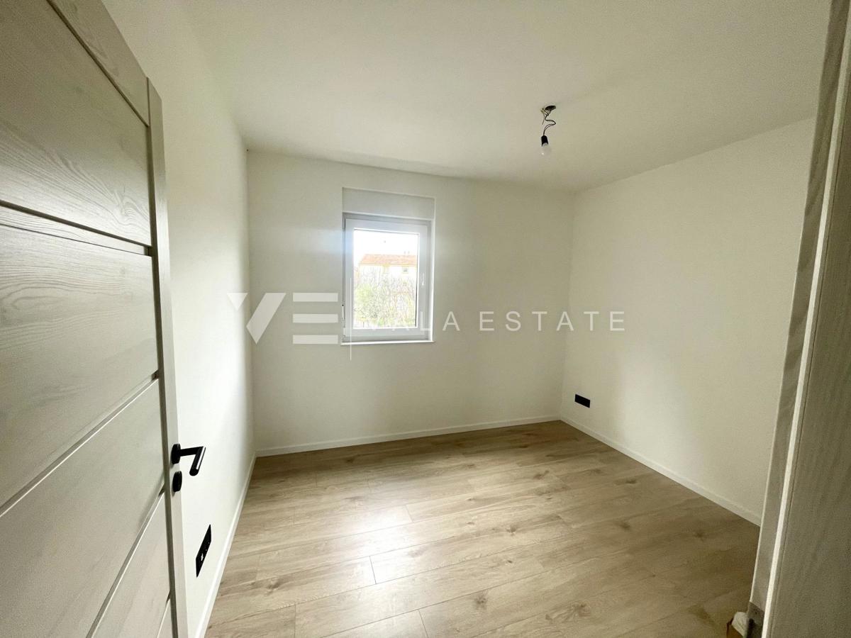 DVOSOBNI APARTMA V NOVOGRADNJI S POGLEDOM NA MORJE