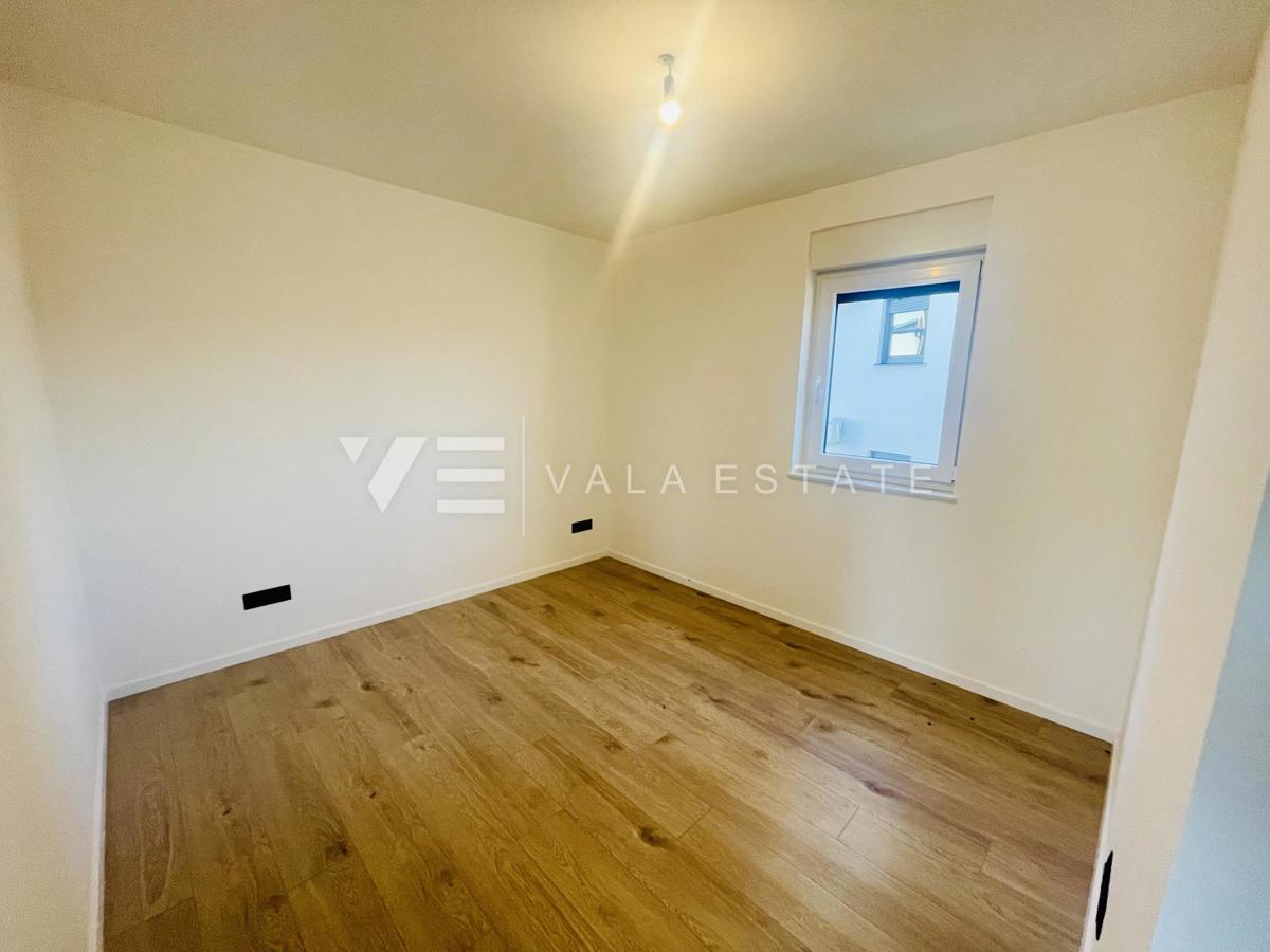 DVOSOBNI APARTMA V NOVOGRADNJI S POGLEDOM NA MORJE