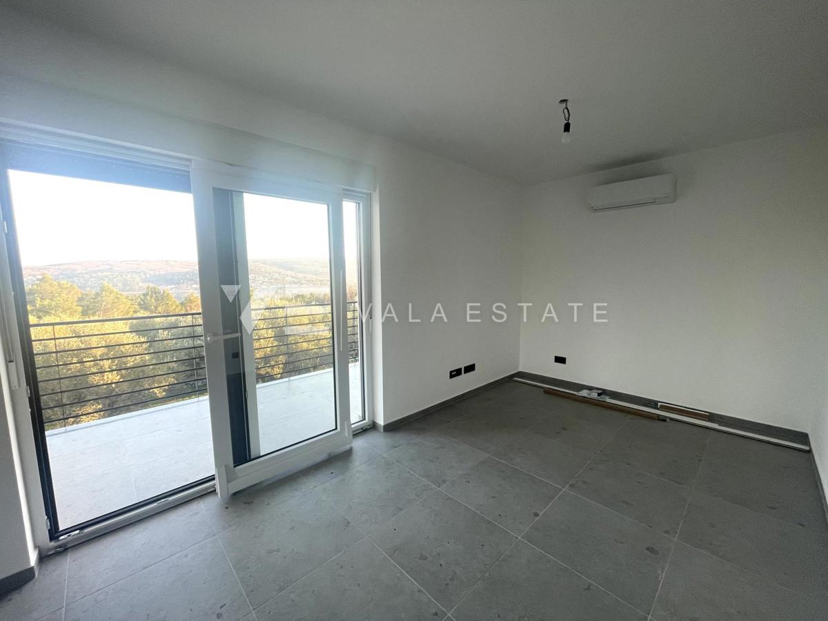 DVOSOBNI APARTMA V NOVOGRADNJI S POGLEDOM NA MORJE