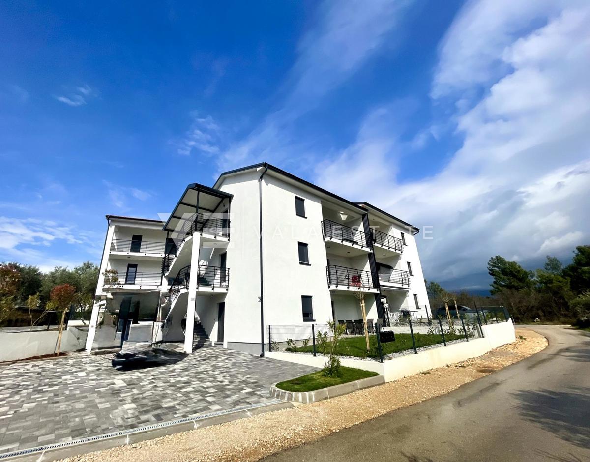 DVOSOBNI APARTMA V NOVOGRADNJI S POGLEDOM NA MORJE