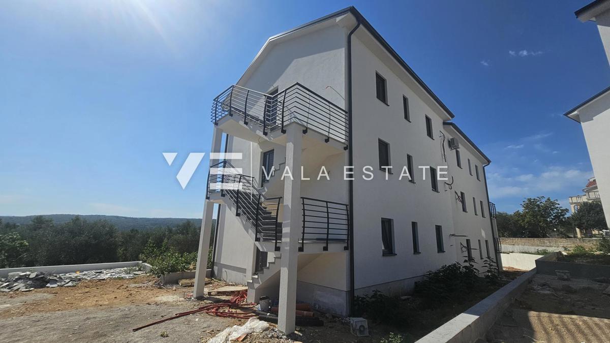 DVOSOBNI APARTMA V NOVOGRADNJI S POGLEDOM NA MORJE