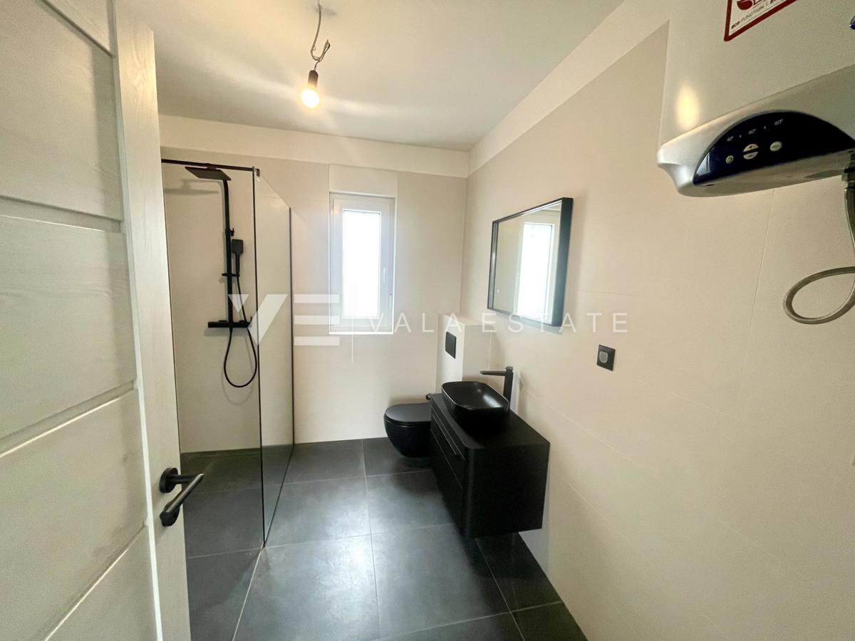 DVOSOBNI APARTMA V NOVOGRADNJI S POGLEDOM NA MORJE