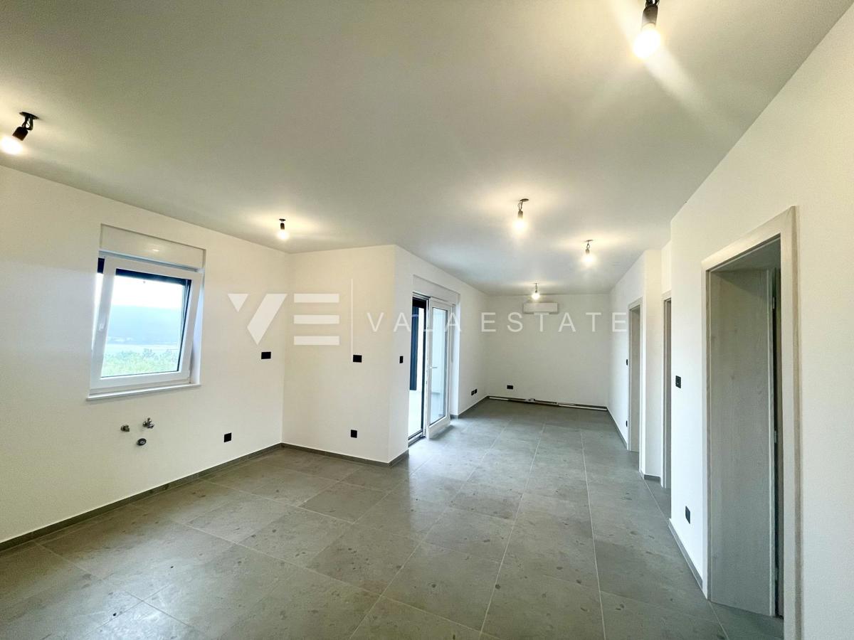 DVOSOBNI APARTMA V NOVOGRADNJI S POGLEDOM NA MORJE