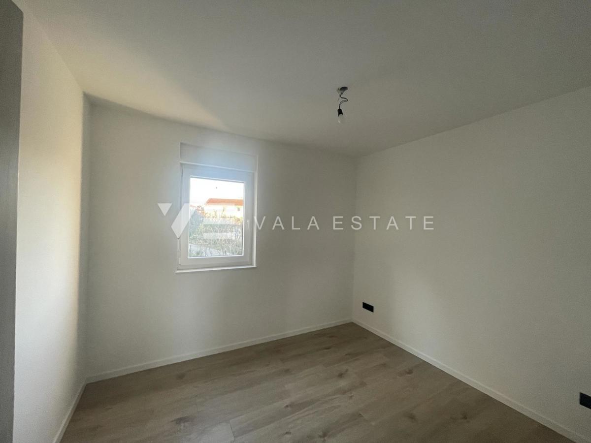 DVOSOBNI APARTMA V NOVOGRADNJI S POGLEDOM NA MORJE