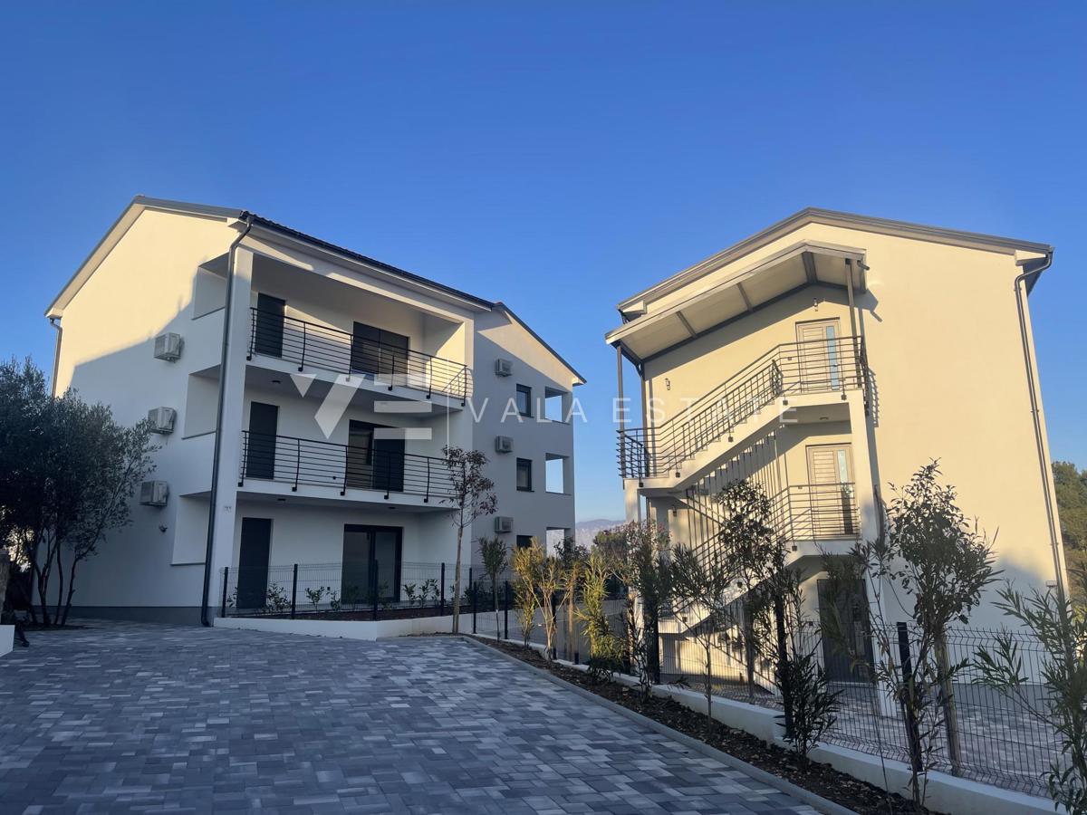 DVOSOBNI APARTMA V NOVOGRADNJI S POGLEDOM NA MORJE