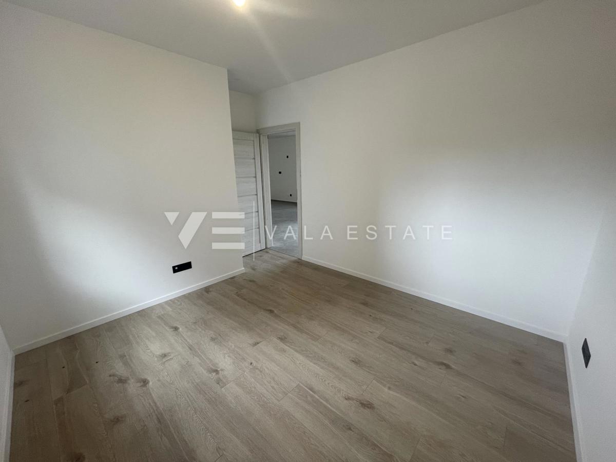 DVOSOBNI APARTMA V NOVOGRADNJI S POGLEDOM NA MORJE