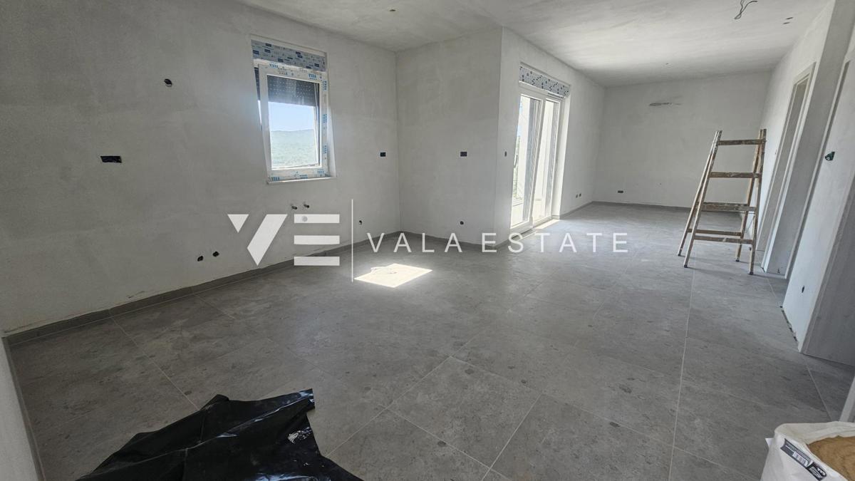 DVOSOBNI APARTMA V NOVOGRADNJI S POGLEDOM NA MORJE