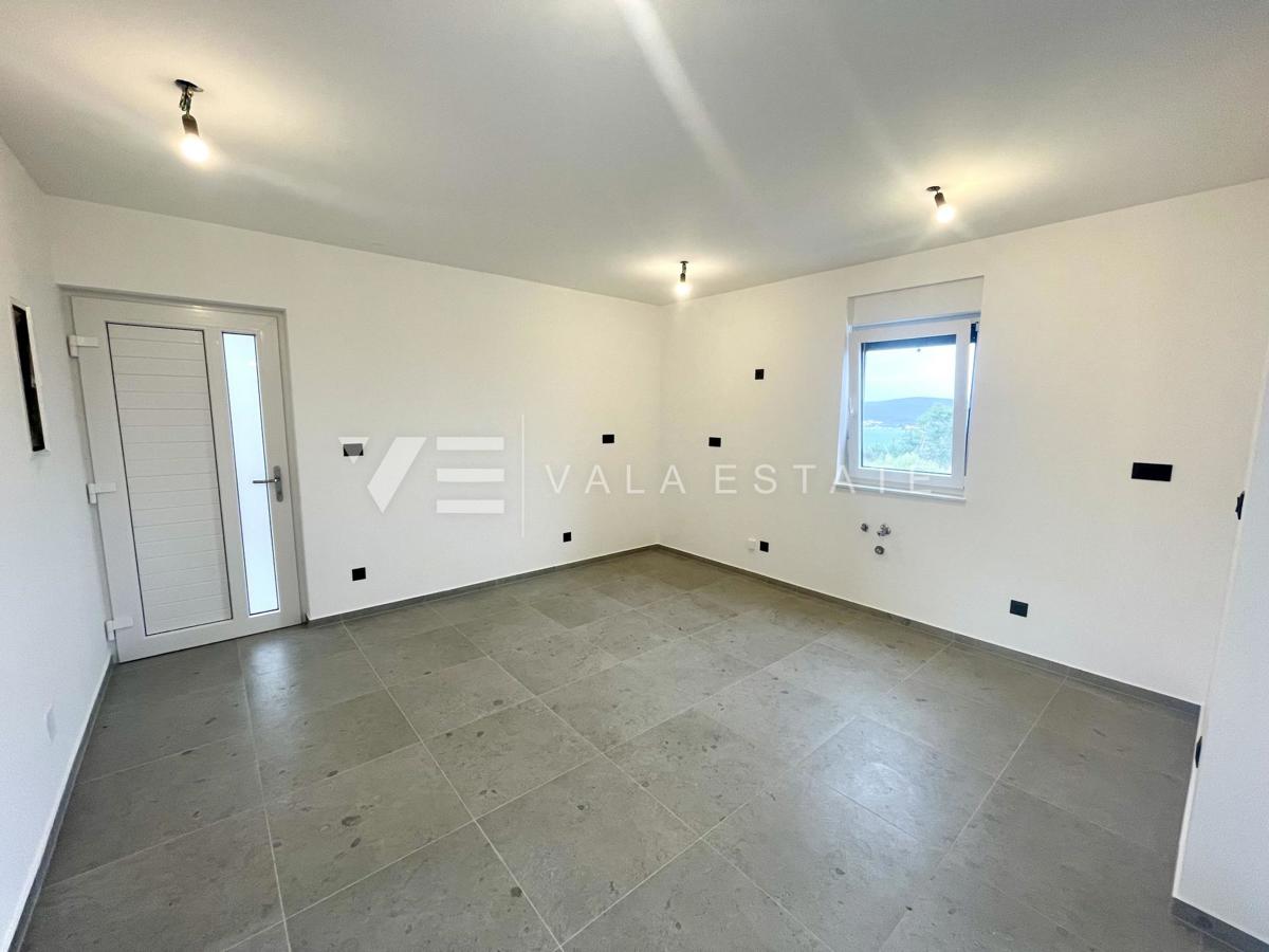 DVOSOBNI APARTMA V NOVOGRADNJI S POGLEDOM NA MORJE