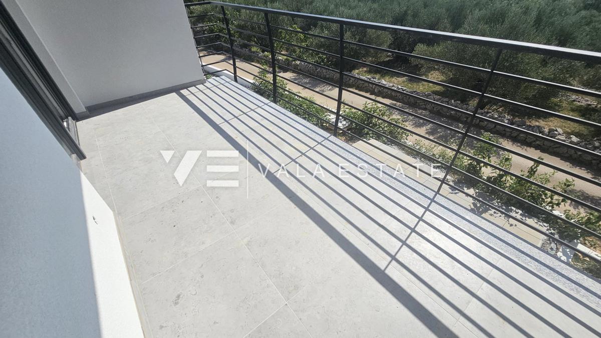DVOSOBNI APARTMA V NOVOGRADNJI S POGLEDOM NA MORJE