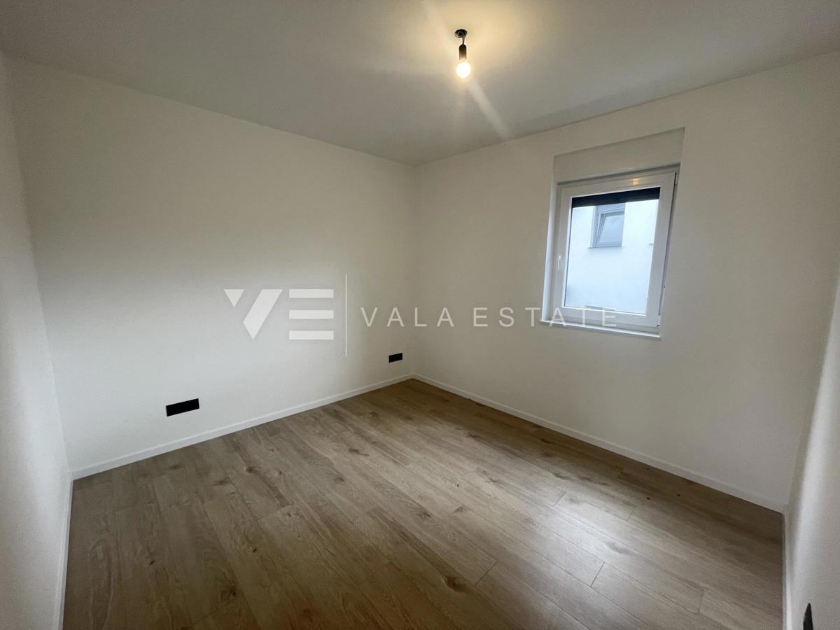 DVOSOBNI APARTMA V NOVOGRADNJI S POGLEDOM NA MORJE