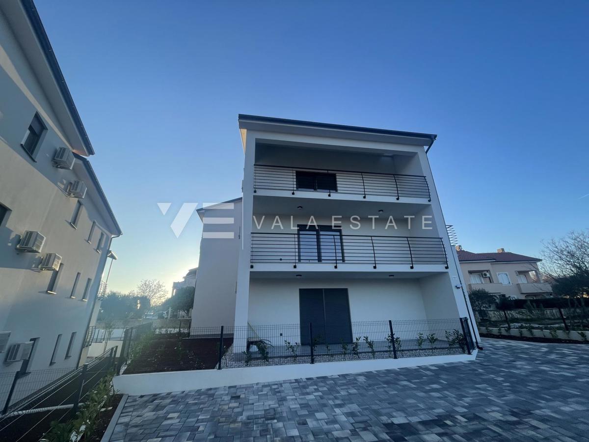 DVOSOBNI APARTMA V NOVOGRADNJI S POGLEDOM NA MORJE