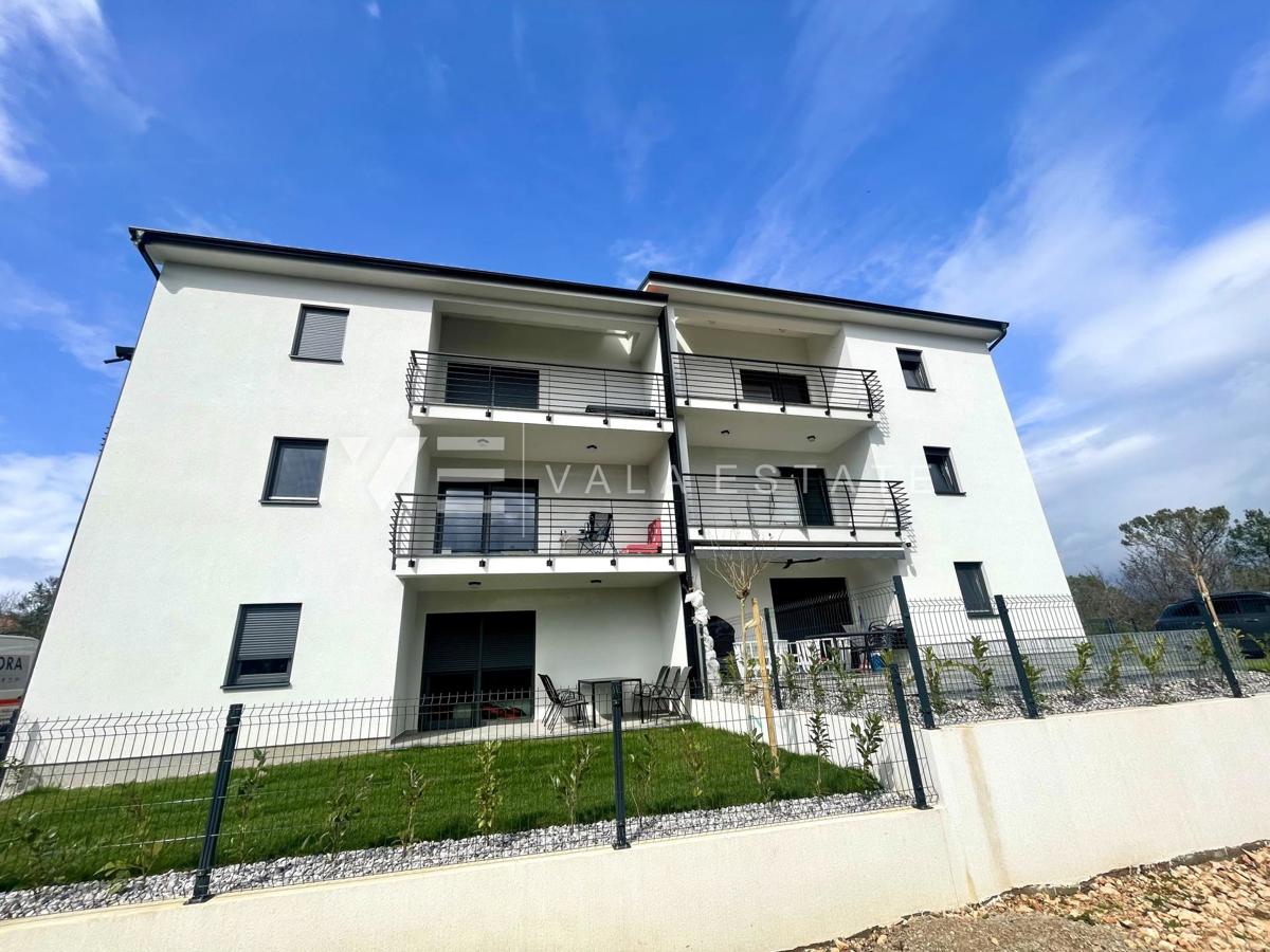 DVOSOBNI APARTMA V NOVOGRADNJI S POGLEDOM NA MORJE