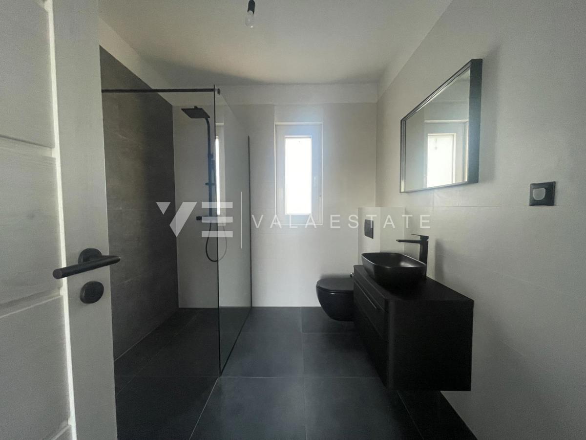 DVOSOBNI APARTMA V NOVOGRADNJI S POGLEDOM NA MORJE