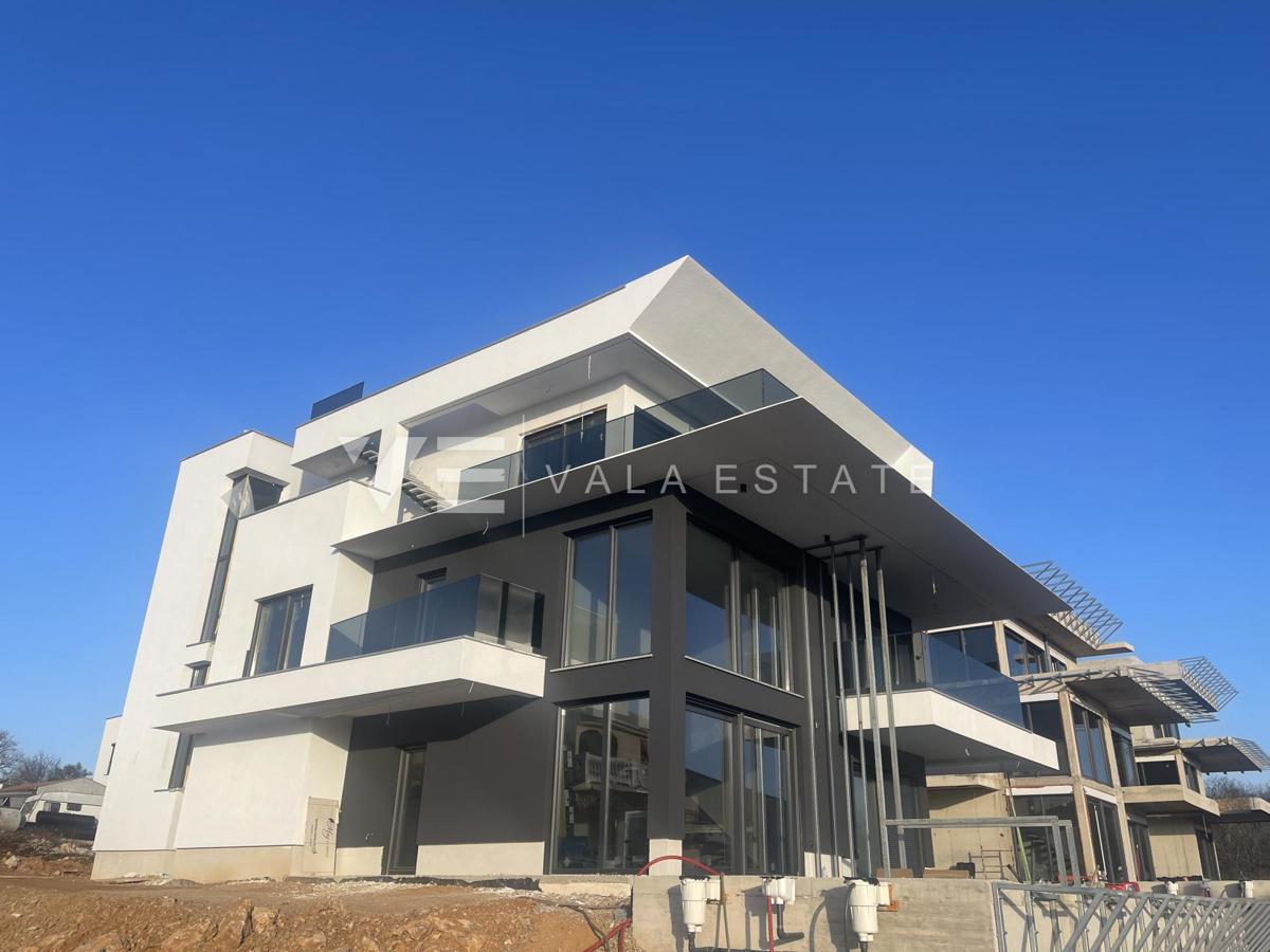 PENTHOUSE APARTMA V NOVOGRADNJI S STREŠNO TERASO IN ODPRTIM POGLEDOM NA MORJE