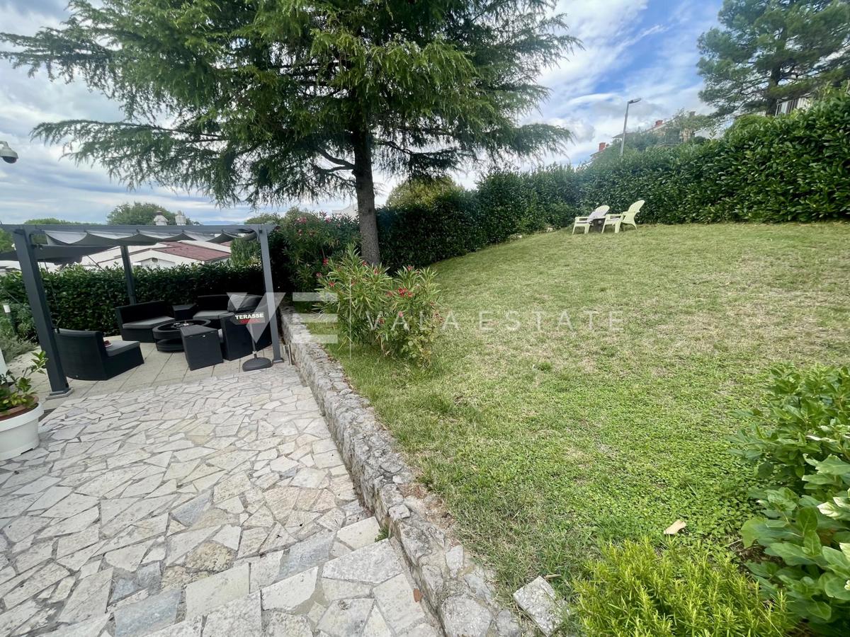 PRITLIČNA HIŠA Z VRTOM SAMO 400 M OD MORJA