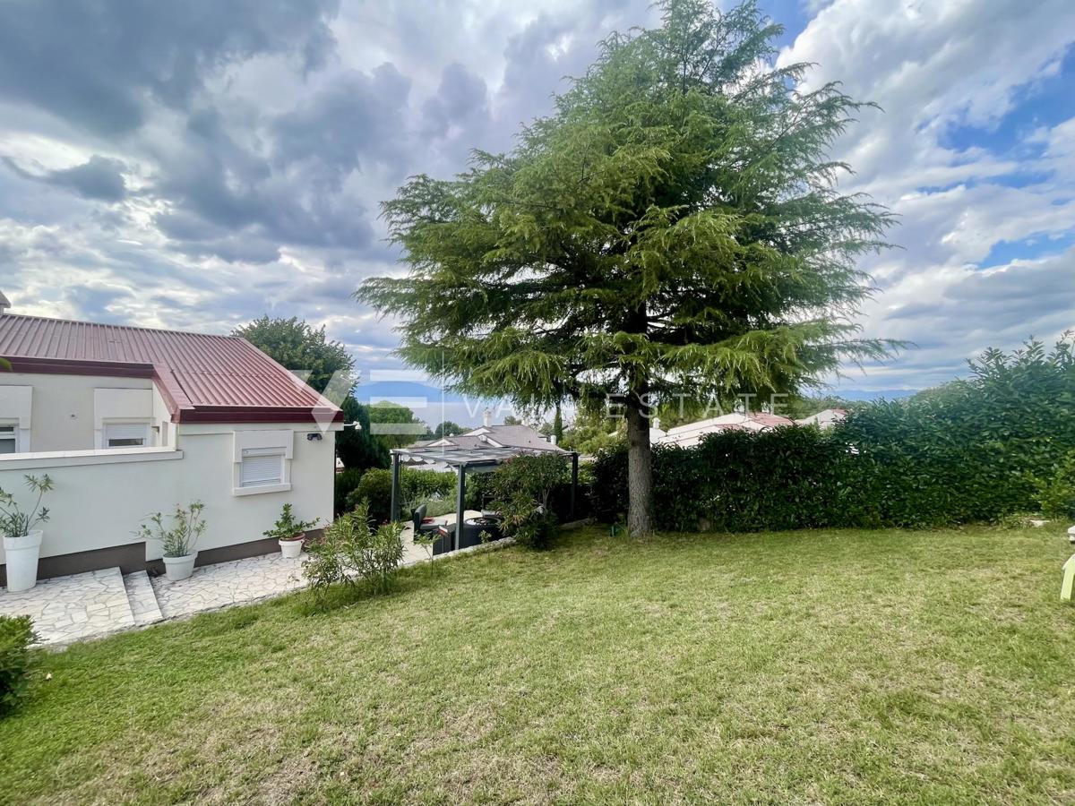 PRITLIČNA HIŠA Z VRTOM SAMO 400 M OD MORJA