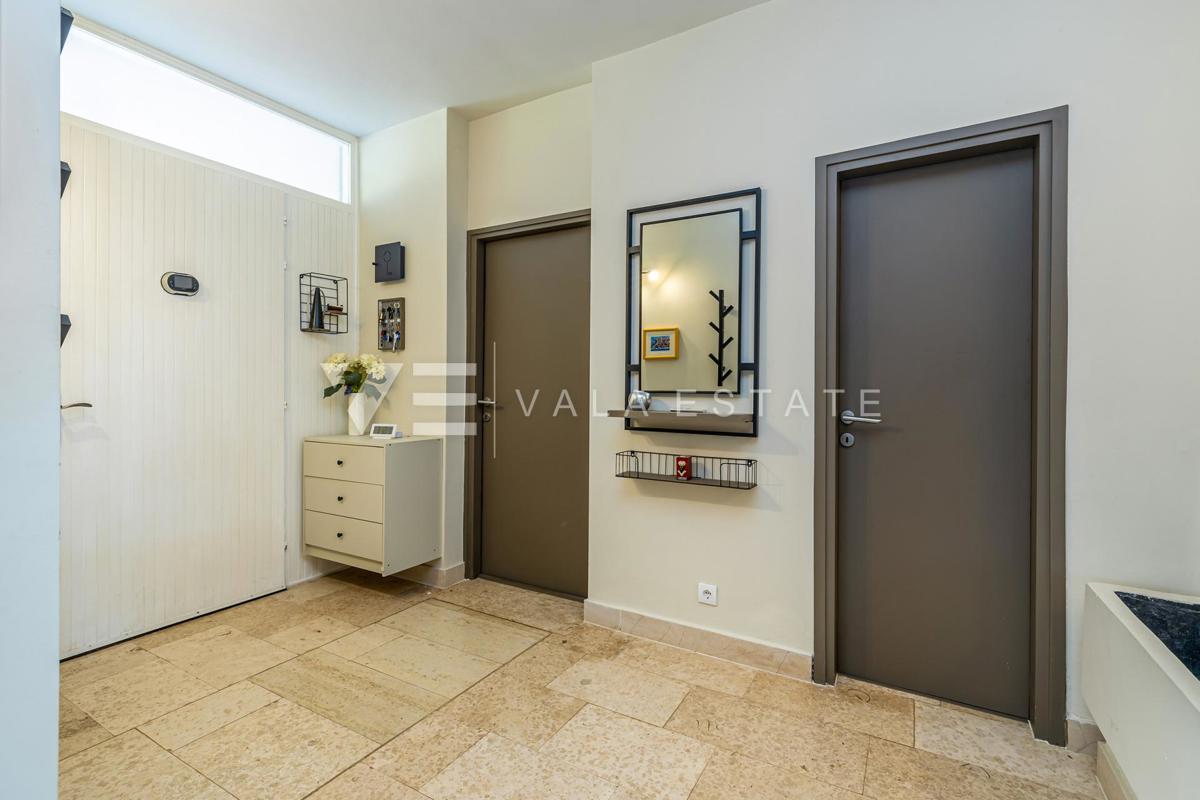 PRITLIČNA HIŠA Z VRTOM SAMO 400 M OD MORJA