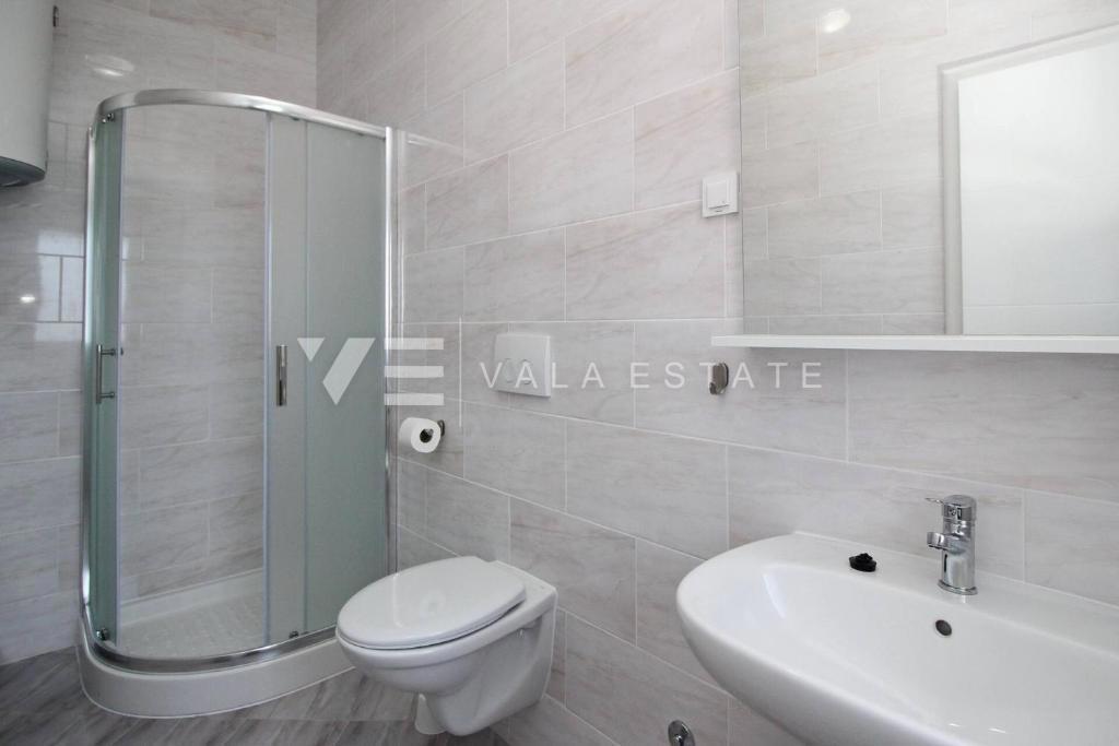 MODERNA SAMOSTOJNA HIŠA V PRVI VRSTI DO MORJA