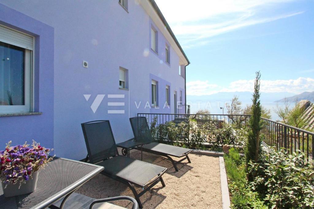 MODERNA SAMOSTOJNA HIŠA V PRVI VRSTI DO MORJA