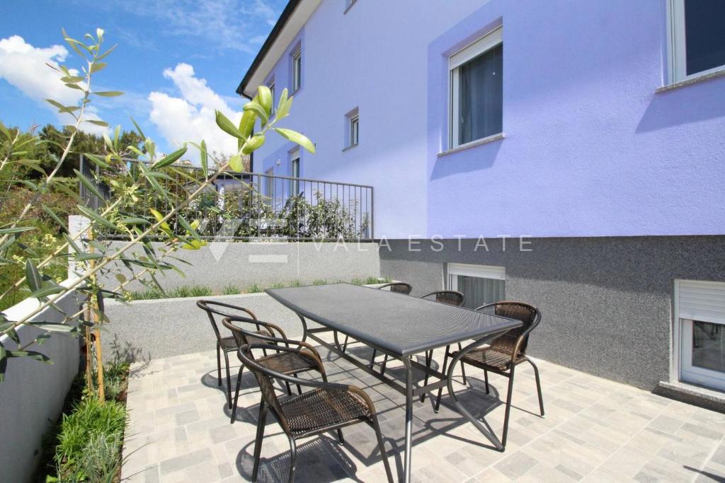 MODERNA SAMOSTOJNA HIŠA V PRVI VRSTI DO MORJA