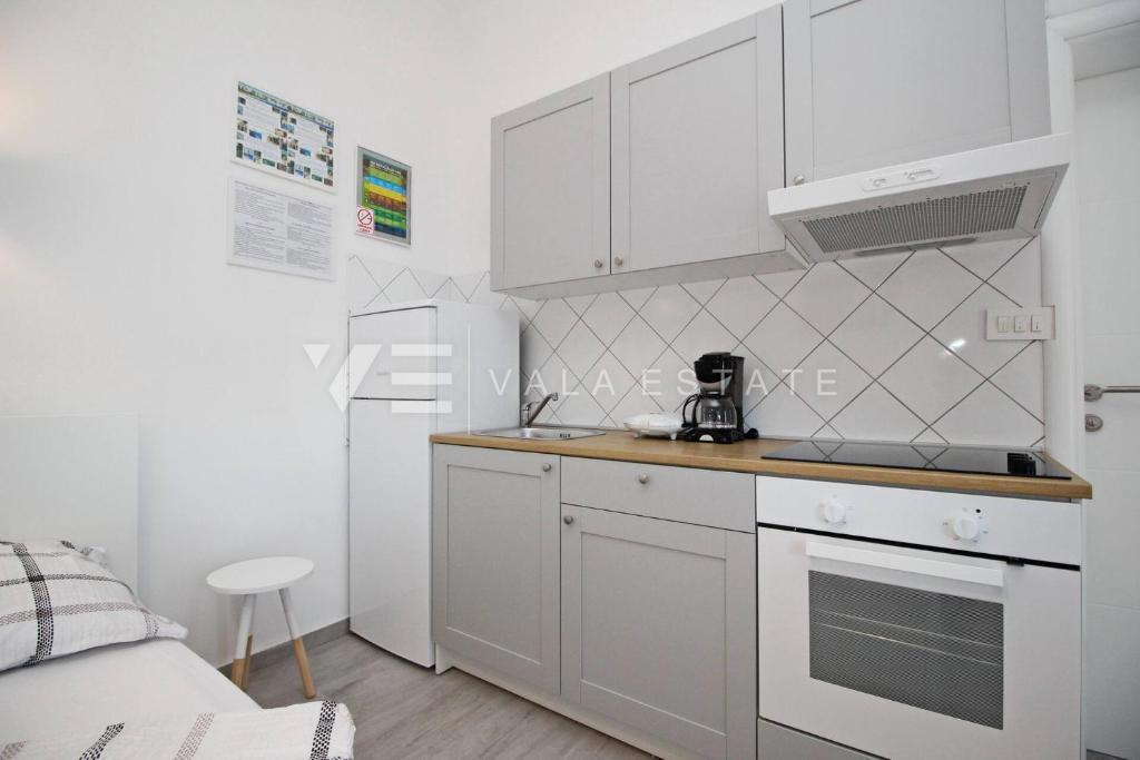 MODERNA SAMOSTOJNA HIŠA V PRVI VRSTI DO MORJA