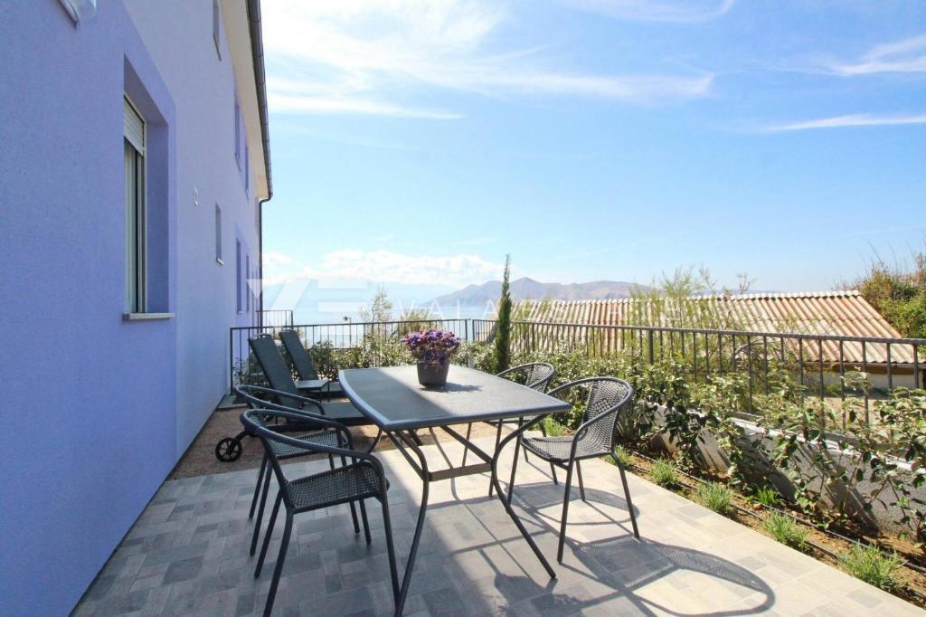 MODERNA SAMOSTOJNA HIŠA V PRVI VRSTI DO MORJA