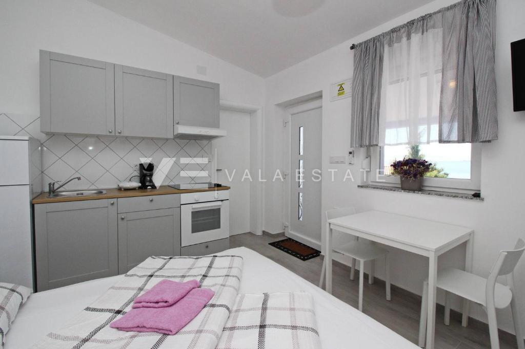 MODERNA SAMOSTOJNA HIŠA V PRVI VRSTI DO MORJA