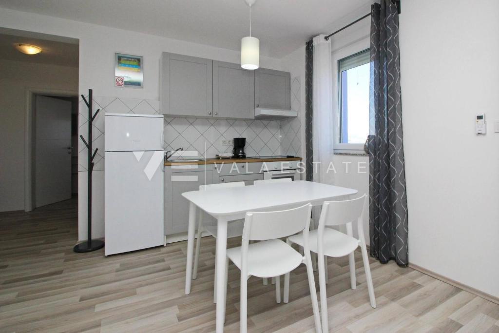 MODERNA SAMOSTOJNA HIŠA V PRVI VRSTI DO MORJA