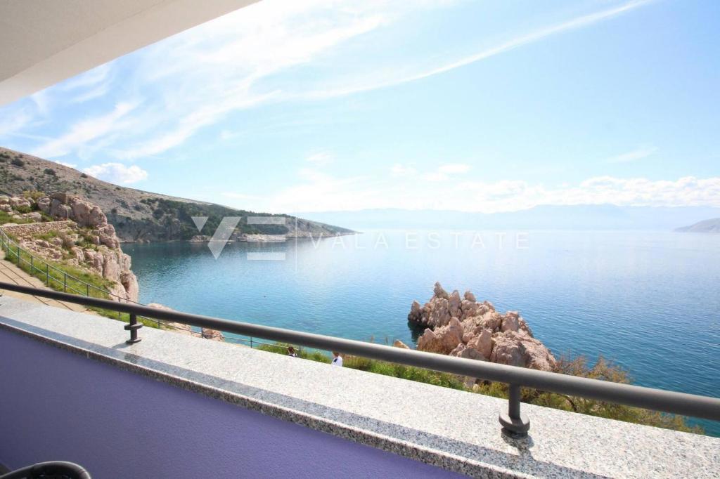 MODERNA SAMOSTOJNA HIŠA V PRVI VRSTI DO MORJA